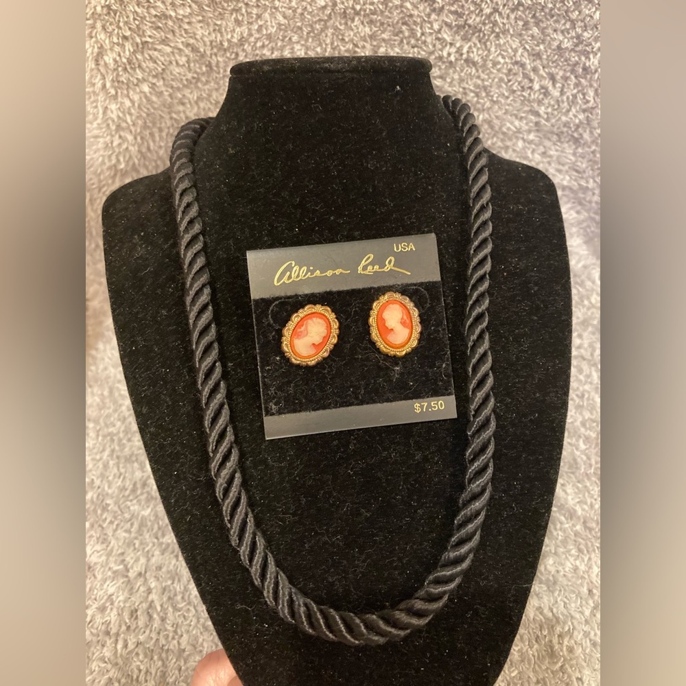 Set of simple rope necklace and vintage looking cameo earrings